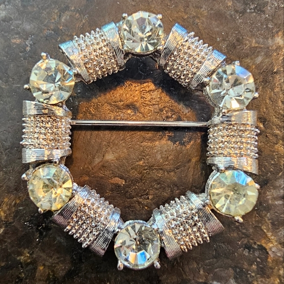 Vintage Jewelry - Vintage silvertone and rhinestone circular brooch